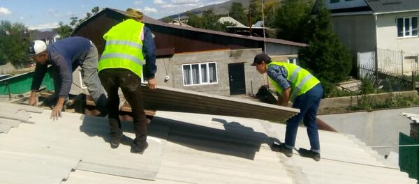 Последствия сильного ветра в городе Каракол Иссык-Кульской области - Sputnik Кыргызстан