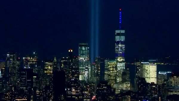 Огромные световые колонны зажглись в Нью-Йорке в память о 9/11. Видео - Sputnik Кыргызстан