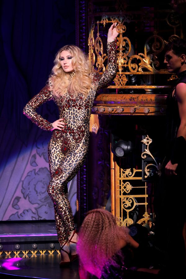 Модель во время презентации коллекции дизайнеров The Blonds Spring 2020 на шоу Moulin Rouge! The Musical в рамках Недели моды в Нью-Йорке  - Sputnik Кыргызстан