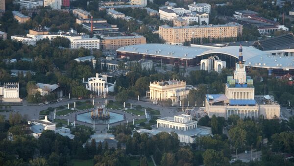 Вид со смотровой площадки Останкинской телебашни на территорию ВДНХ в Москве. Архивное фото - Sputnik Кыргызстан