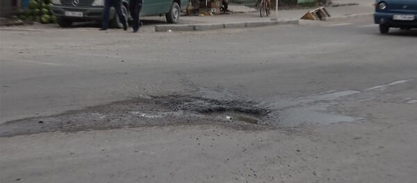 Бир жылга жетпей бузула баштаган Бишкектин жаңы жолдору. Видео - Sputnik Кыргызстан