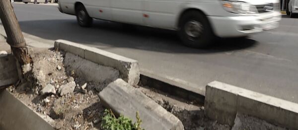 Не прошло и года — как рушатся отремонтированные дороги в Бишкеке. Видео - Sputnik Кыргызстан