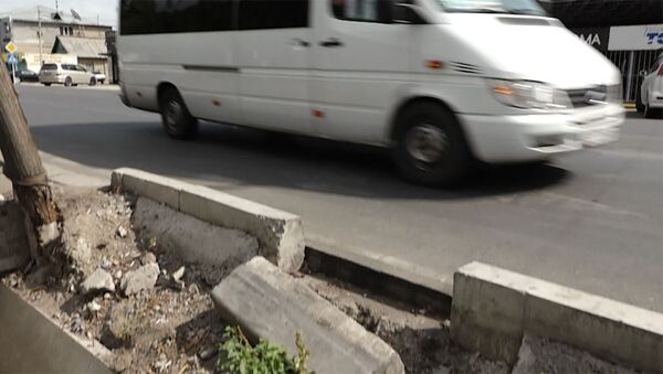 Не прошло и года — как рушатся отремонтированные дороги в Бишкеке. Видео - Sputnik Кыргызстан