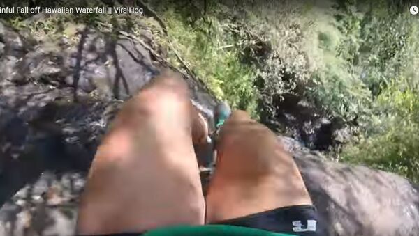 Девушка записала на видео свое ужасное падение с водопада - Sputnik Кыргызстан