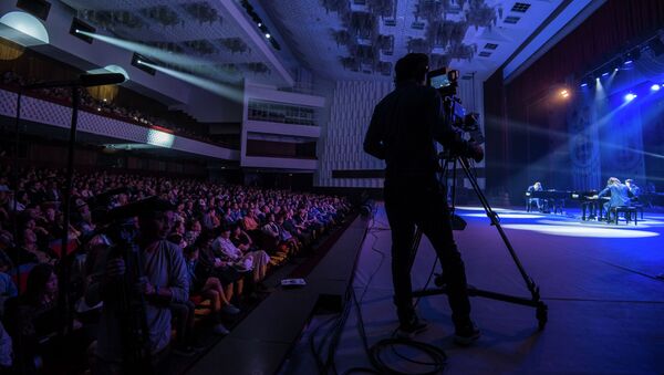 Концерт на сцене Кыргызской национальной филармонии имени Токтогула Сатылганова. Архивное фото - Sputnik Кыргызстан