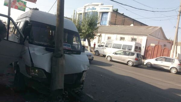 В Оше пассажирский микроавтобус марки Mercedes-Benz врезался в фонарный столб после столкновения с легковым автомобилем - Sputnik Кыргызстан