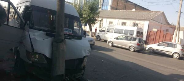 В Оше пассажирский микроавтобус марки Mercedes-Benz врезался в фонарный столб после столкновения с легковым автомобилем В Оше пассажирский микроавтобус марки Mercedes-Benz врезался в фонарный столб после столкновения с легковым автомобилем - Sputnik Кыргызстан