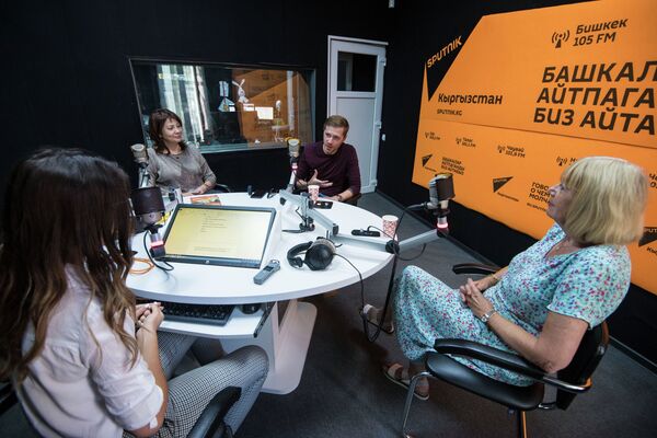 Британка через 10 лет узнала, что спасла бишкекчанина от смертельной болезни - Sputnik Кыргызстан