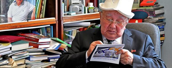 Акын Сооронбай Жусуевдин архивдик сүрөтү Акын Сооронбай Жусуевдин архивдик сүрөтү - Sputnik Кыргызстан