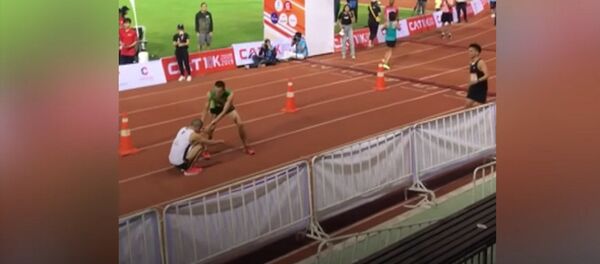 Спортсмен прервал свой забег и дотащил упавшего соперника до финиша. Видео - Sputnik Кыргызстан