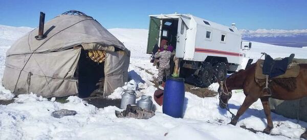 Өзгөчө кырдаалдар министрлиги сентябрдын башында жааган калың кардан улам мал-жандыктары менен жайлоодон түшө албай калган чабандар тууралуу маалымат берди Өзгөчө кырдаалдар министрлиги сентябрдын башында жааган калың кардан улам мал-жандыктары менен жайлоодон түшө албай калган чабандар тууралуу маалымат берди - Sputnik Кыргызстан