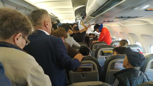 Пассажиры рейса авиакомпании Avia Traffic Санкт-Петербург — Бишкек, которого задержали на 16 часов - Sputnik Кыргызстан