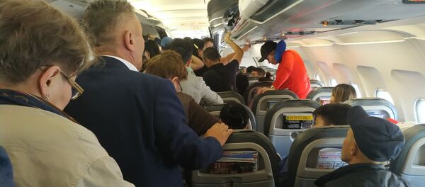 Пассажиры рейса авиакомпании Avia Traffic Санкт-Петербург — Бишкек, которого задержали на 16 часов - Sputnik Кыргызстан