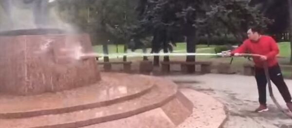 Москвадагы Манастын эстелигин элчиликтин кызматкерлери жууп-тазалады. Видео Москвадагы Манастын эстелигин элчиликтин кызматкерлери жууп-тазалады. Видео - Sputnik Кыргызстан