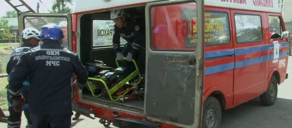 Как в Бишкеке спасают людей при пожарах и ДТП — видео с учений МЧС - Sputnik Кыргызстан