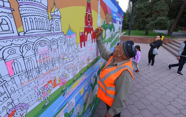 Арт-объект представляет собой стену-раскраску, на которой художник изобразил достопримечательности и известные места столиц России и Кыргызстана - Sputnik Кыргызстан