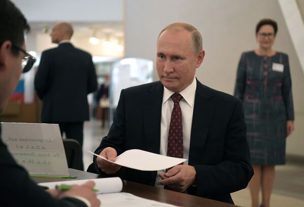 Президент РФ В. Путин принял участие в голосовании на выборах депутатов Мосгордумы - Sputnik Кыргызстан
