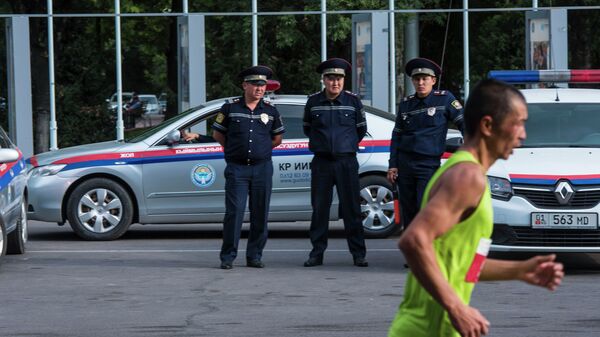 Сотрудники милиции обеспечивают общественную безопасность во время марафона. Архивное фото - Sputnik Кыргызстан