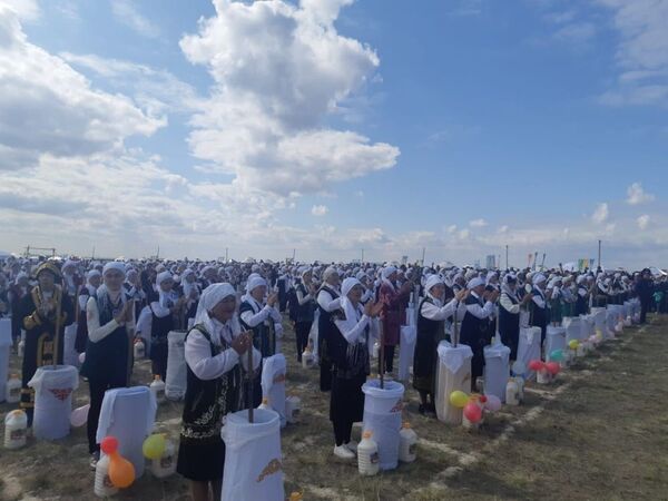 Казакстанда миң аял кымыз бышып, рекорд коюшту. Видео - Sputnik Кыргызстан