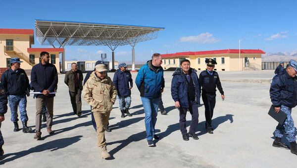 Министр по таможенному сотрудничеству Евразийской экономической комиссии Нурлан Акматов посетил пункт пропуска Торугарт в Нарынской области - Sputnik Кыргызстан