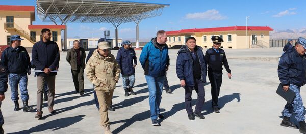 Министр по таможенному сотрудничеству Евразийской экономической комиссии Нурлан Акматов посетил пункт пропуска Торугарт в Нарынской области Министр по таможенному сотрудничеству Евразийской экономической комиссии Нурлан Акматов посетил пункт пропуска Торугарт в Нарынской области - Sputnik Кыргызстан