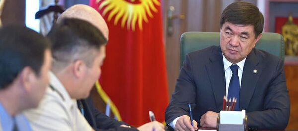 Премьер-министр КР Мухаммедкалый Абылгазиев провел совещание с руководителями силовых структур по текущей ситуации на кыргызско-таджикском участке государственной границы - Sputnik Кыргызстан