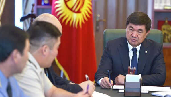 Премьер-министр КР Мухаммедкалый Абылгазиев провел совещание с руководителями силовых структур по текущей ситуации на кыргызско-таджикском участке государственной границы - Sputnik Кыргызстан