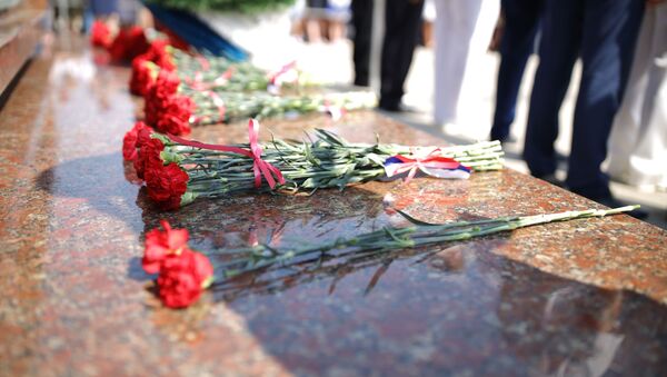 Цветы у памятника. Архивное фото - Sputnik Кыргызстан