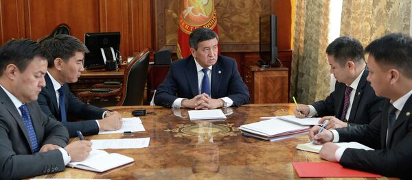 Президент Сооронбай Жээнбеков провел совещание по ситуации на кыргызско-таджикской границе Президент Сооронбай Жээнбеков провел совещание по ситуации на кыргызско-таджикской границе - Sputnik Кыргызстан