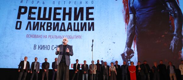 Продюсер, генеральный директор, председатель правления киноконцерна Мосфильм Карен Шахназаров (в центре) выступает на премьере фильма «Решение о ликвидации» в Москве. Архивное фото Продюсер, генеральный директор, председатель правления киноконцерна Мосфильм Карен Шахназаров (в центре) выступает на премьере фильма «Решение о ликвидации» в Москве. Архивное фото - Sputnik Кыргызстан
