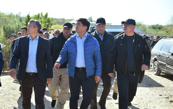 Премьер-министр Мухаммедкалый Абылгазиев встретился с жителями села Максат Лейлекского района Баткенской области - Sputnik Кыргызстан