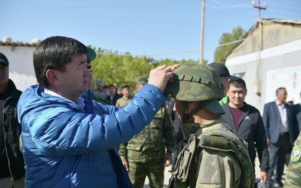 Абылгазиев посетил пограничный пост Максат и пообщался с его личным составом. - Sputnik Кыргызстан