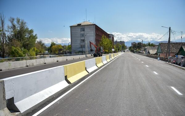 Уже полностью уложено асфальтобетонное покрытие как на проезжей части, так и на тротуарах - Sputnik Кыргызстан