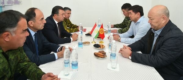 Встреча премьер-министров Мухаммедкалыя Абылгазиева и Кохиры Расулзоды на контрольно-пропускном пункте Кызыл-Бел - Sputnik Кыргызстан