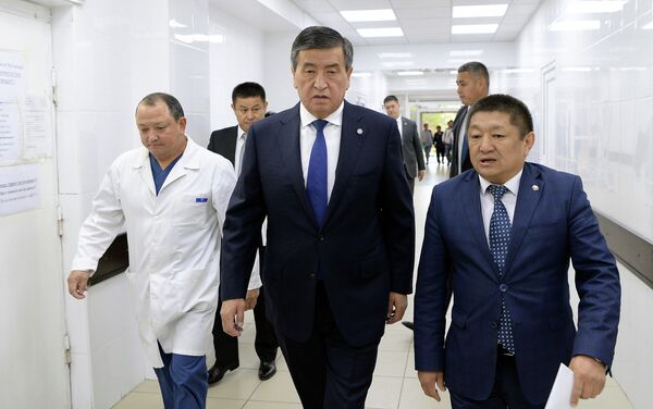  Президент Сооронбай Жээнбеков навестил пострадавших в перестрелке на границе с Таджикистаном, посетив Бишкекский научно-исследовательский институт травматологии и ортопедии (БНИЦТО) - Sputnik Кыргызстан