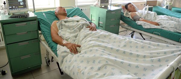 Президент Сооронбай Жээнбеков навестил пострадавших в перестрелке на границе с Таджикистаном - Sputnik Кыргызстан