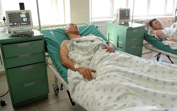Директор больницы Сабырбек Джумабеков рассказал о состоянии пострадавших и об оказываемой им медицинской помощи.  - Sputnik Кыргызстан