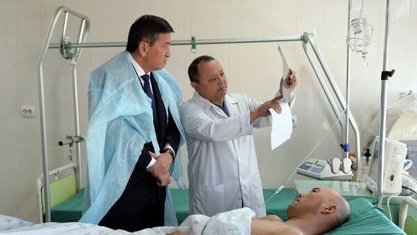 Президент Сооронбай Жээнбеков навестил пострадавших в перестрелке на границе с Таджикистаном - Sputnik Кыргызстан