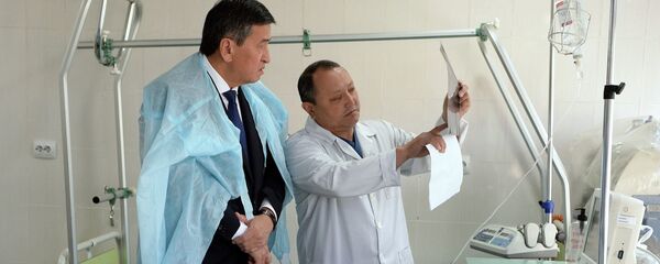 Президент Сооронбай Жээнбеков навестил пострадавших в перестрелке на границе с Таджикистаном - Sputnik Кыргызстан