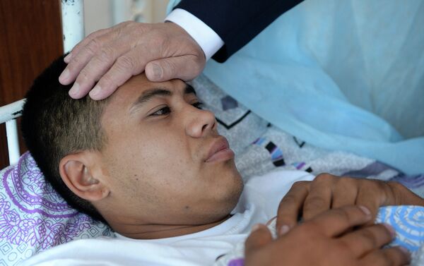 Глава государства побеседовал с родными пострадавших, которые проходят лечение. - Sputnik Кыргызстан