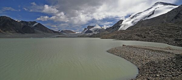 Ледниковое озеро Петрова близ высокогорного рудника Кумтор - Sputnik Кыргызстан