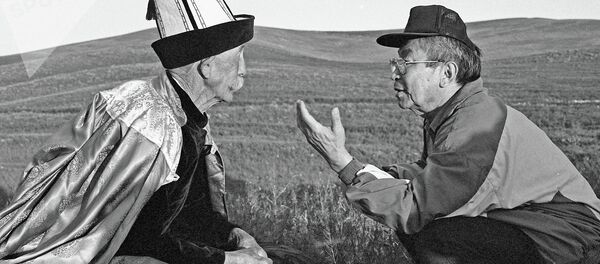 Известный режиссер Толомуш Океев и великий манасчи Каба Атабеков на одном из джайлоо Чуйской области. 1995 год Известный режиссер Толомуш Океев и великий манасчи Каба Атабеков на одном из джайлоо Чуйской области. 1995 год - Sputnik Кыргызстан