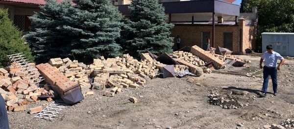 Снос забора дома № 58 по улице Кара-Кульской в Бишкеке - Sputnik Кыргызстан