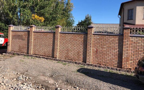 Сегодня, 18 сентября, снесли забор дома № 58 по улице Кара-Кульской - Sputnik Кыргызстан