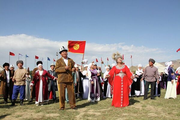 Андан сырткары, кыргыздын улуттук боз үйүн тез арада чечүү боюнча жарышты - Sputnik Кыргызстан