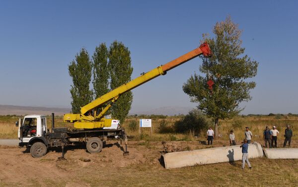 В айыльном округе Ак-Чий Кара-Бууринского района Таласской области реконструируют ирригационный канал длиной 600 метров - Sputnik Кыргызстан