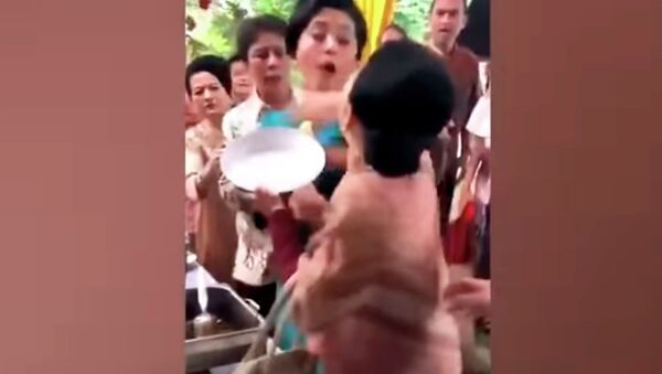 Драка двух женщин из-за еды на банкете в Индонезии попала на видео - Sputnik Кыргызстан