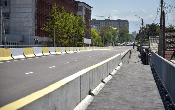 Автомобилисты смогут проехать по мосту после 17:00. - Sputnik Кыргызстан