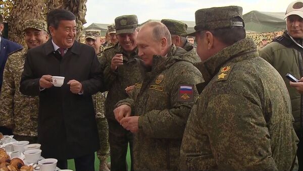 Путина и Жээнбекова на учениях угостили хлебом и рассказали им анекдот. Видео - Sputnik Кыргызстан