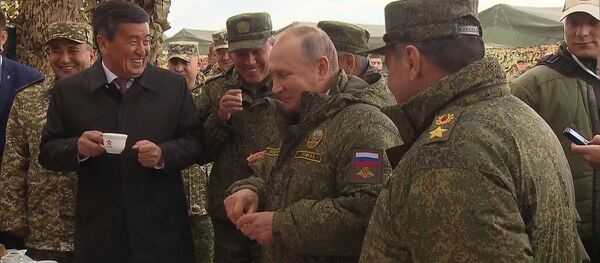 Путина и Жээнбекова на учениях угостили хлебом и рассказали им анекдот. Видео Путина и Жээнбекова на учениях угостили хлебом и рассказали им анекдот. Видео - Sputnik Кыргызстан